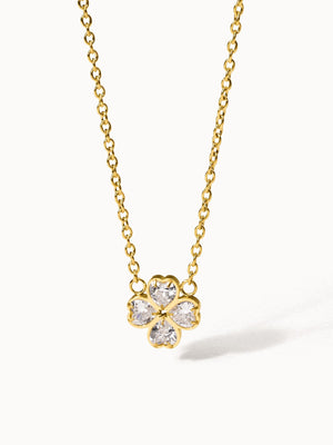 Goldene Kette mit blütenförmigem Anhänger und klaren Steinen von PURELEI.