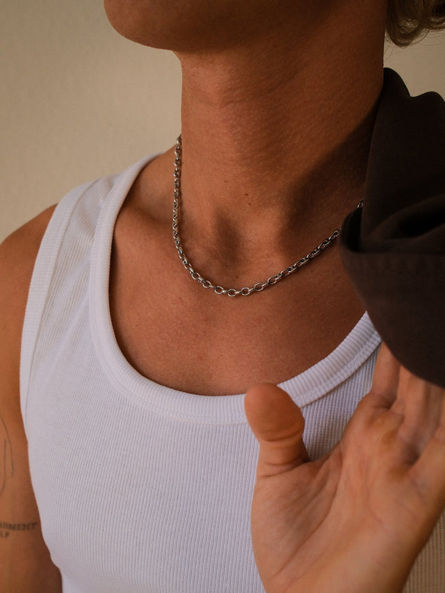 PURELEI Atlas Kette aus nickelfreiem silberfarbenem Edelstahl mit Ankerdesign am Hals, clean und elegant.