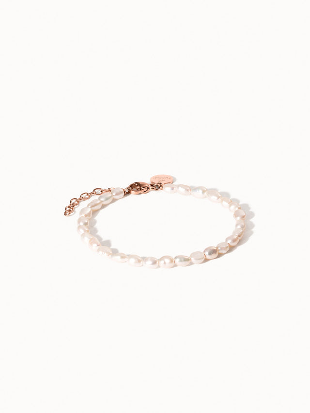 Pearlfection Perlenarmband mit natürlichen Süßwasserperlen und roségoldenem Verschluss, elegant und feminin von PURELEI.