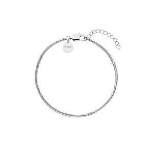 Silbernes Armband mit feiner Struktur und PURELEI-Anhänger, elegant und modern.
