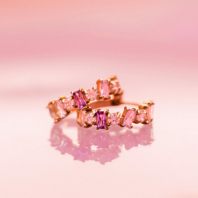 Roségoldene Creolen mit funkelnden Steinen, PURELEI, elegant und feminin.