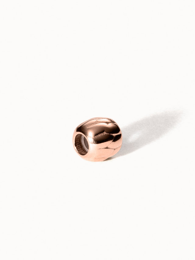 Roségoldener Lei Blatt Stopper Charm mit zarter Blattstruktur, minimalistisch auf hellem Hintergrund, PURELEI Design.