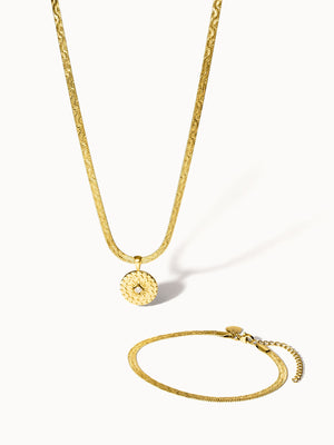 Goldene Kette und Armband von PURELEI mit filigranem Design, elegant und strahlend.