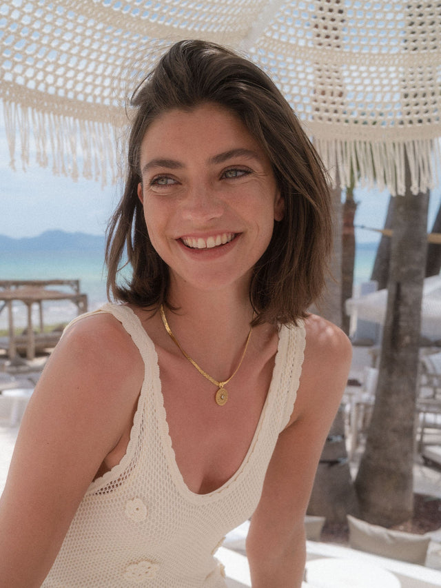 Helle Kette mit Anhänger, getragen in tropischer Umgebung – PURELEI inspiriert.