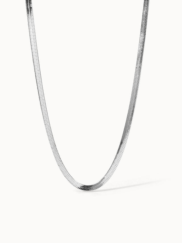 PURELEI I'lalo Choker aus nickelfreiem Silber, schlangenhautstruktur, edel und minimalistisch vor hellem Hintergrund