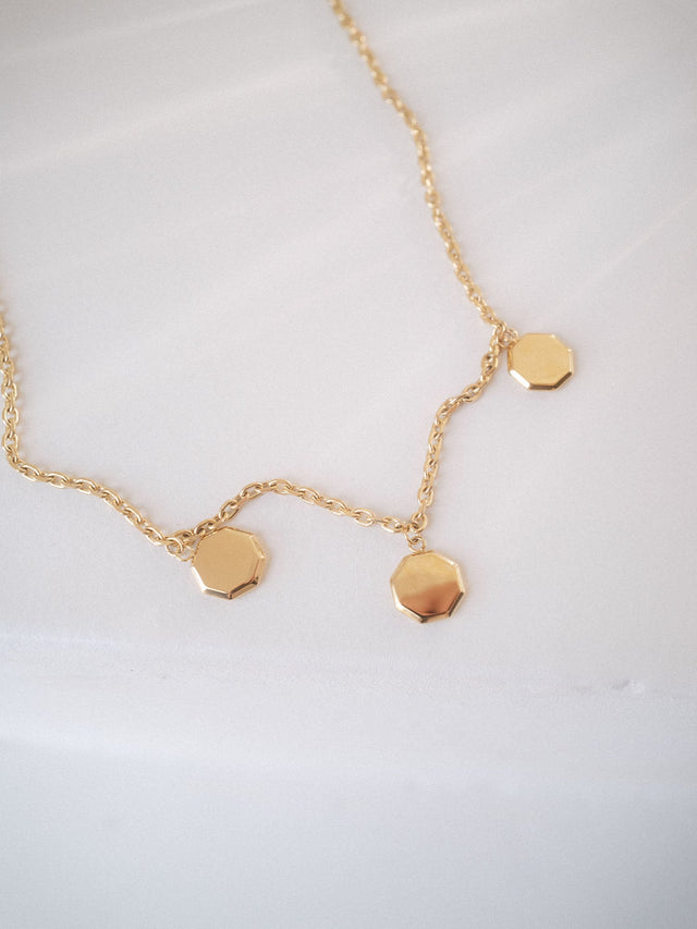 PURELEI Eternal Kette mit drei gravierbaren, achteckigen Goldanhängern – elegant, zeitlos und feminin.