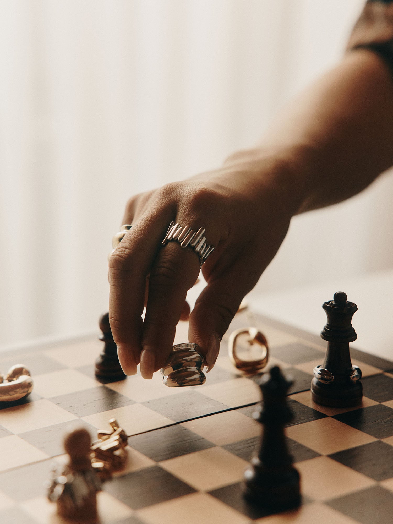 Roségoldener Ring mit wellenförmigem Design, getragen beim Schachspiel, PURELEI.
