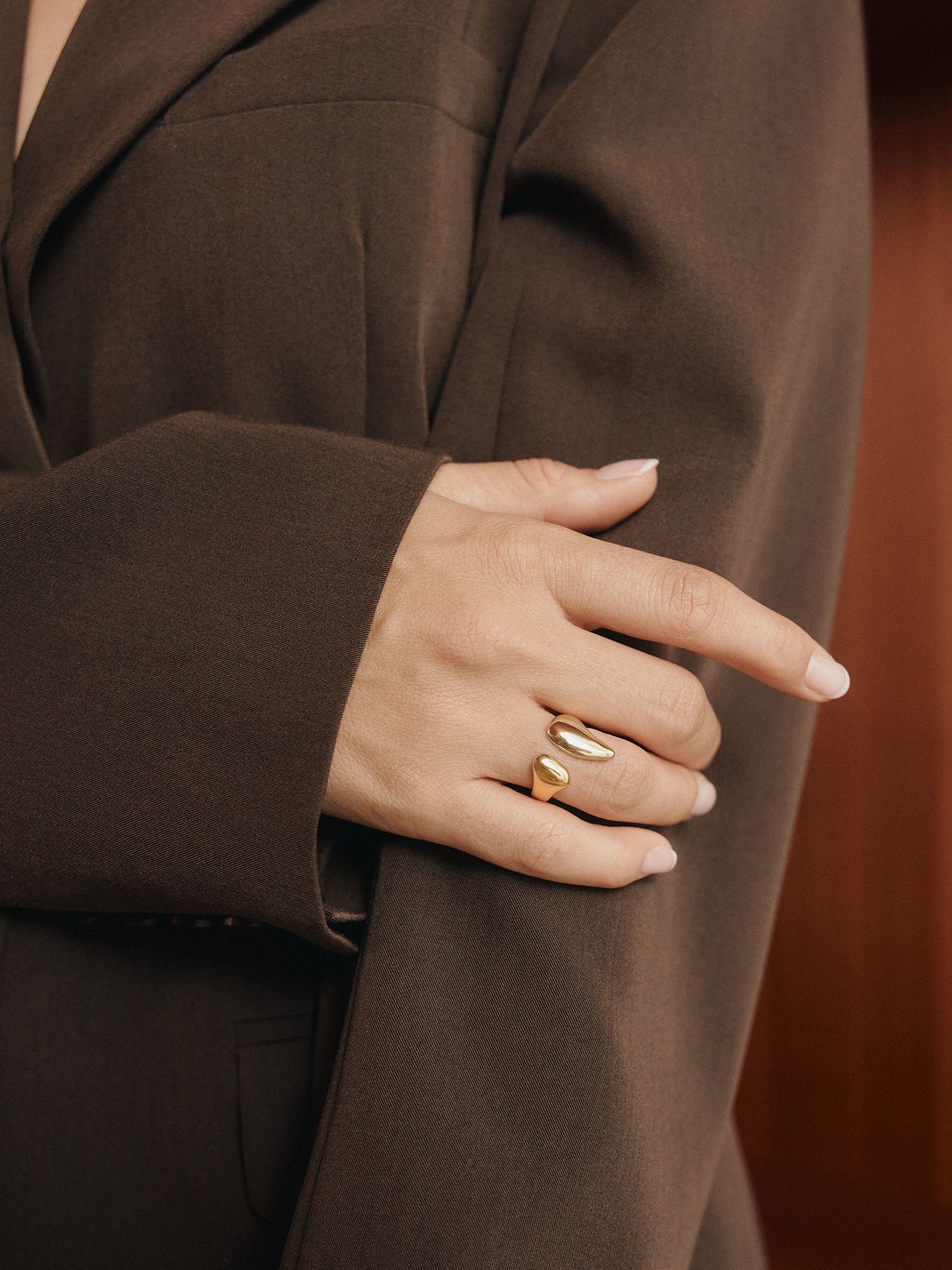 Eleganter Ring aus Roségold, getragen an einer Hand in einem stilvollen Outfit von PURELEI.