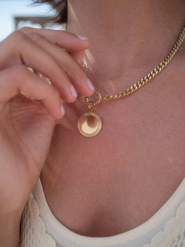 Inner Circle Charm aus 14K Gold, geriffelte Sonnenstrahlen-Optik, warm und elegant am Hals getragen von PURELEI.