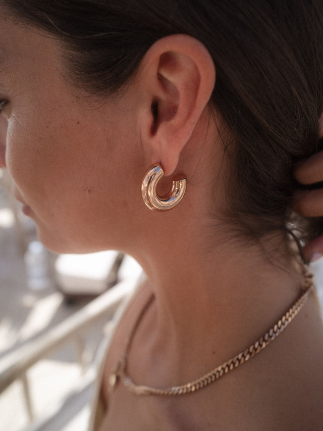 PURELEI Small Stellar Glow Ohrringe in Roségold, strukturierte Creolen, elegant am Ohr getragen, feminine Leichtigkeit.