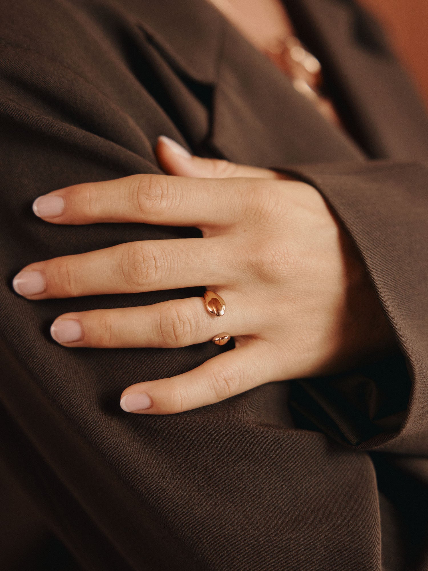 Eleganter Ring aus Roségold mit funkelndem Stein, getragen auf einem Handgelenk, PURELEI.