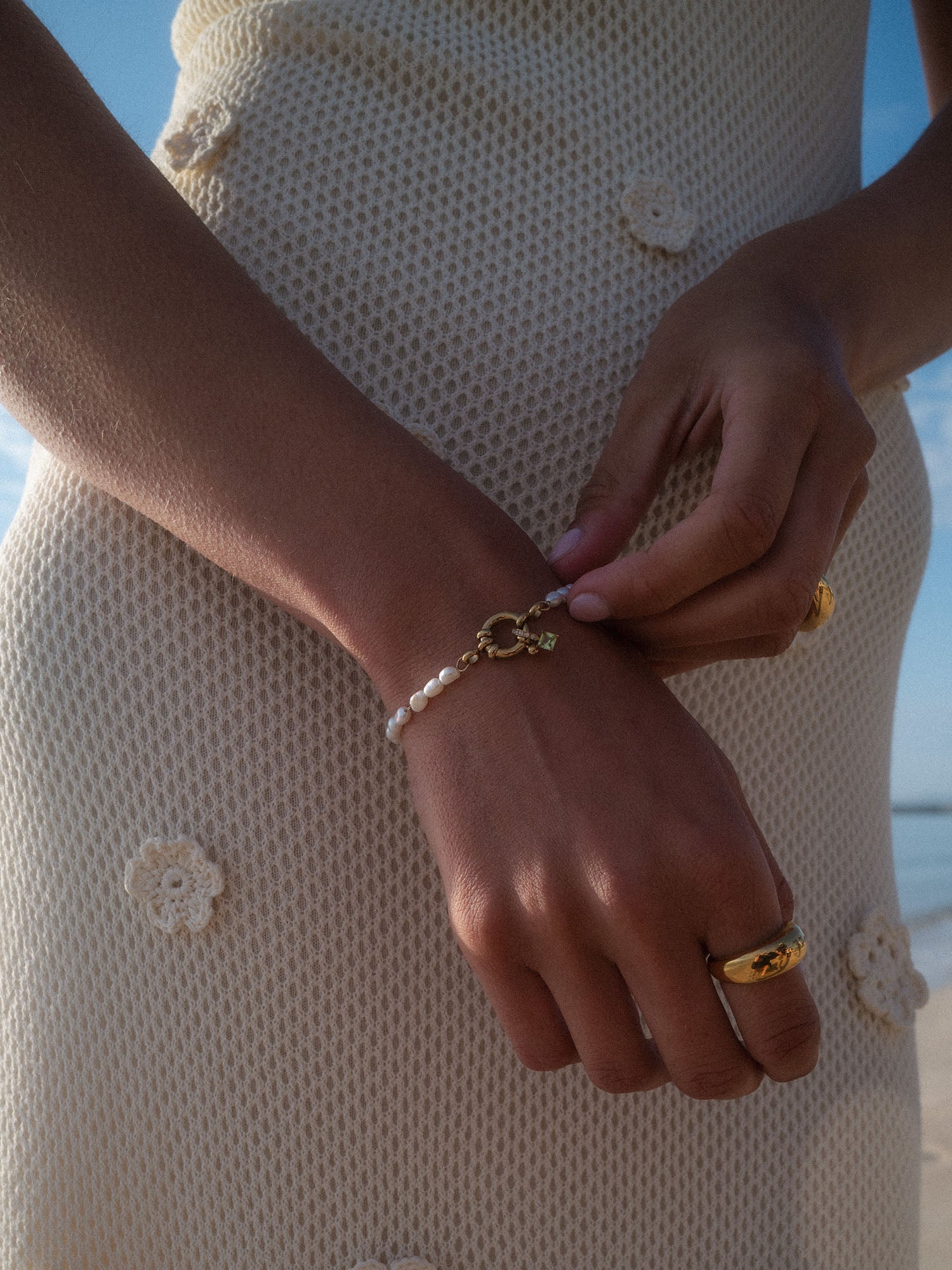 Charm Armband mit Perlen aus vergoldetem Edelstahl und Süßwasserperlen, elegant am Handgelenk, PURELEI.