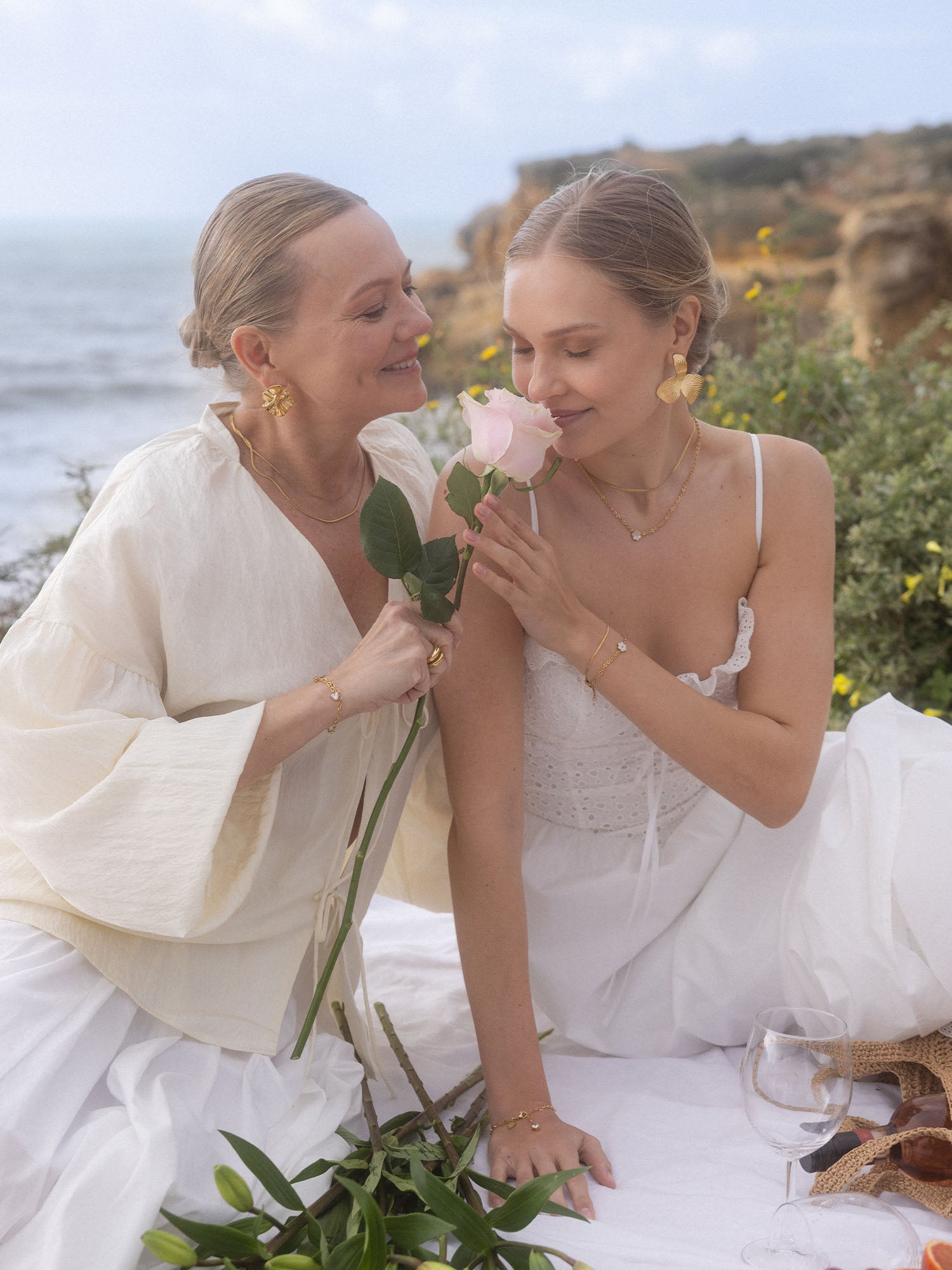 PURELEI Floral Ohrringe in vergoldeter organischer Blütenform, natürlich elegant, am Meer getragen.