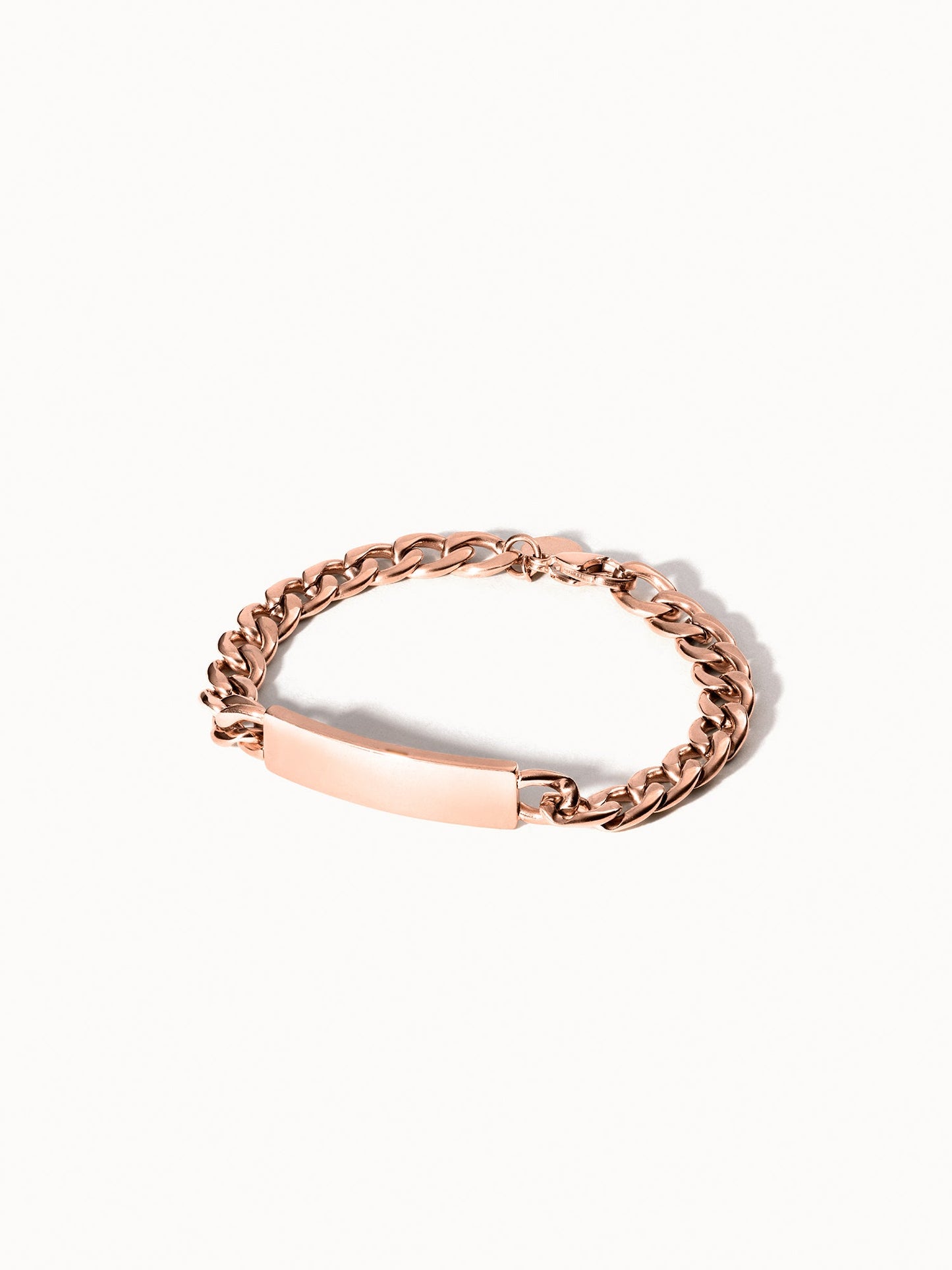 Coco Pärchen Armband Rosévergoldet mit gravierbarem Element auf hellem Hintergrund, PURELEI Elegant.