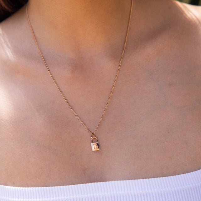 Padlock Charm Kette in Roségold von PURELEI, feines Design, getragen am Hals, elegant und feminin.