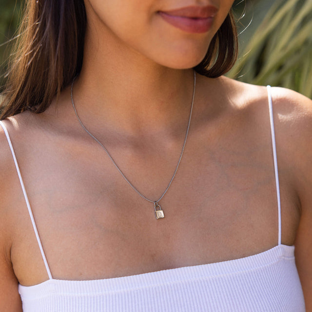 Padlock Charm Kette aus nickelfreiem Silber an zartem Hals, minimalistisch und elegant, PURELEI Qualität.