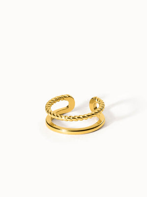 Goldener Ring mit gedrehtem Design, elegant und modern, von PURELEI.