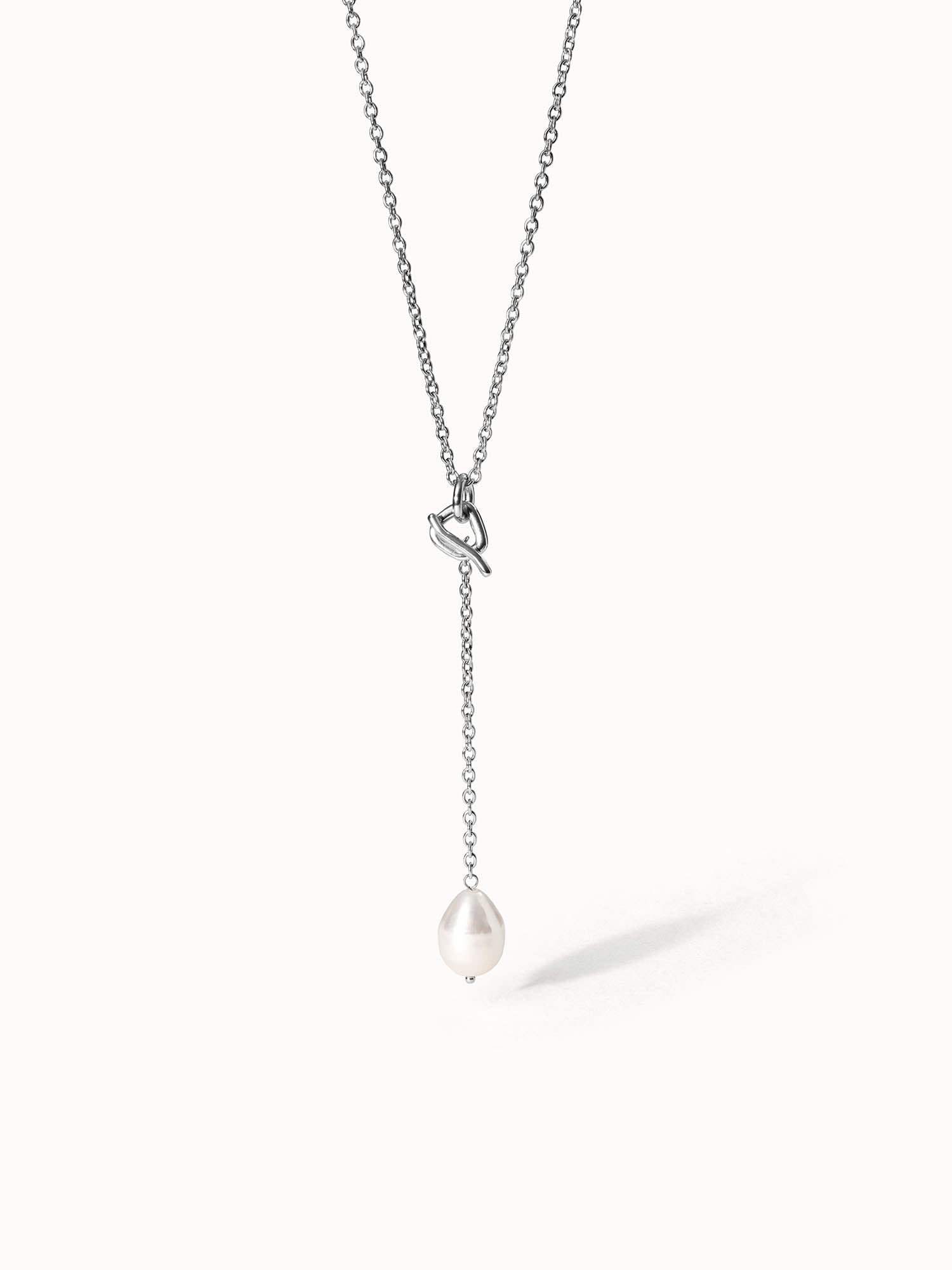 Aloha Perlenkette von PURELEI, silberne Edelstahlkette mit abnehmbarem Muschel-Perlenanhänger, elegant und feminin.