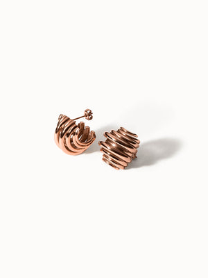 Roségoldene Creolen mit gewelltem Design von PURELEI, elegant und modern.