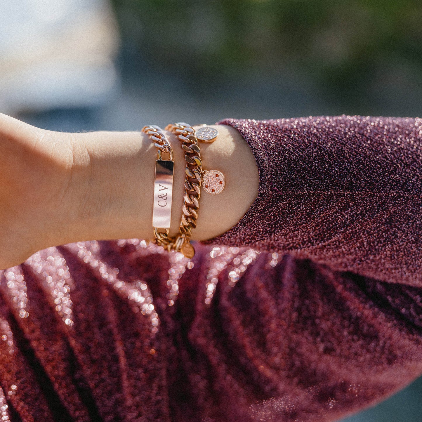 {"color":"Gold/rosegold"}