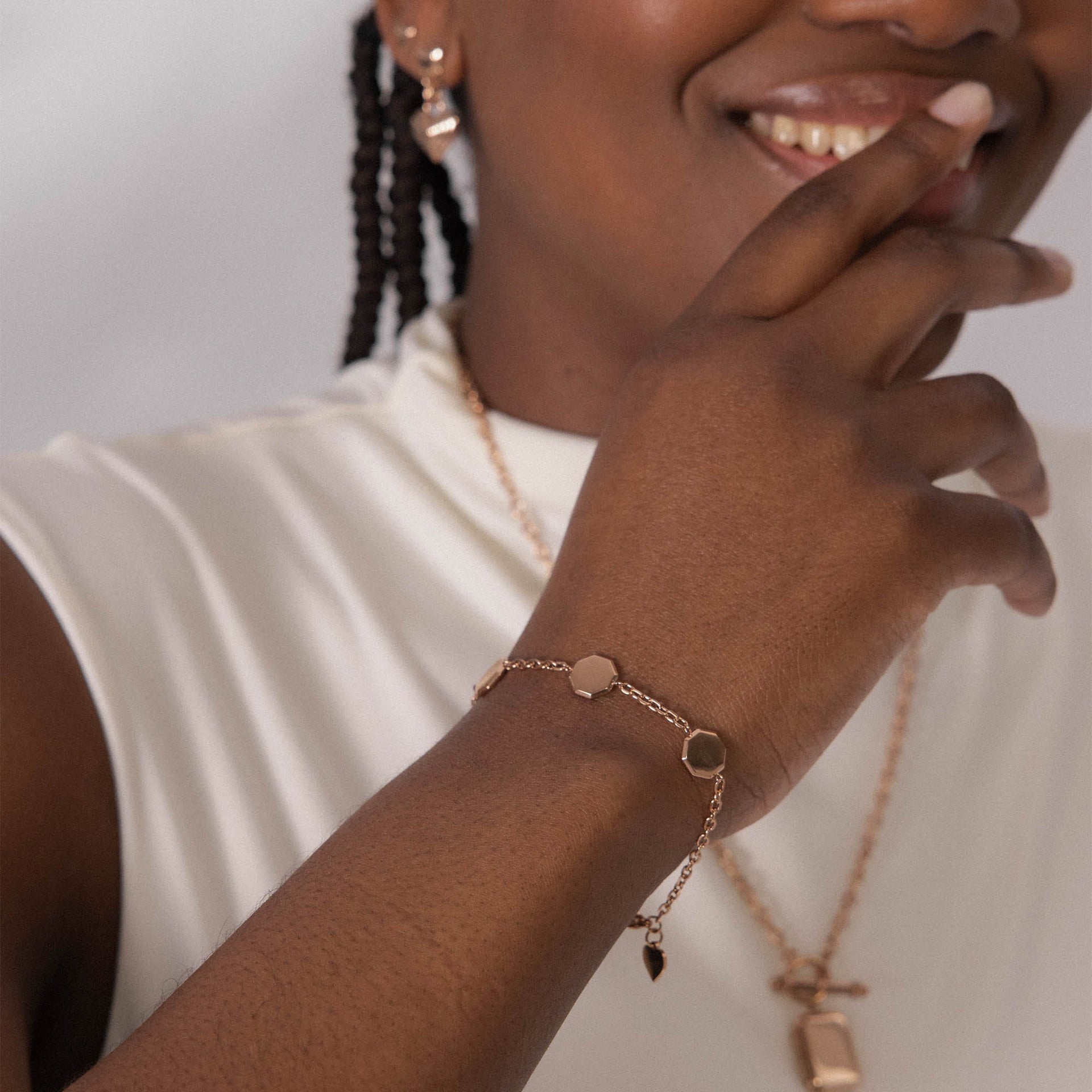 Roségoldenes Armband mit achteckigen Elementen, getragen mit eleganter Bluse – PURELEI.
