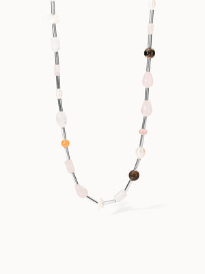 Bunte PURELEI Kette aus verschiedenen Perlen auf silbernem Band, leicht und verspielt.