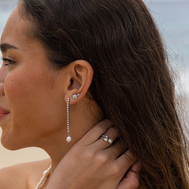 Shimmering Pearl Earring