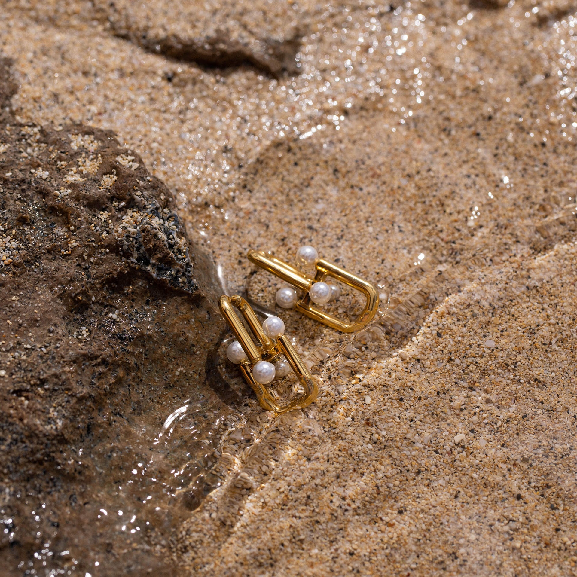 PURELEI Glace Ohrringe aus goldvergoldetem Edelstahl mit Muschelperlen in natürlicher Strandkulisse