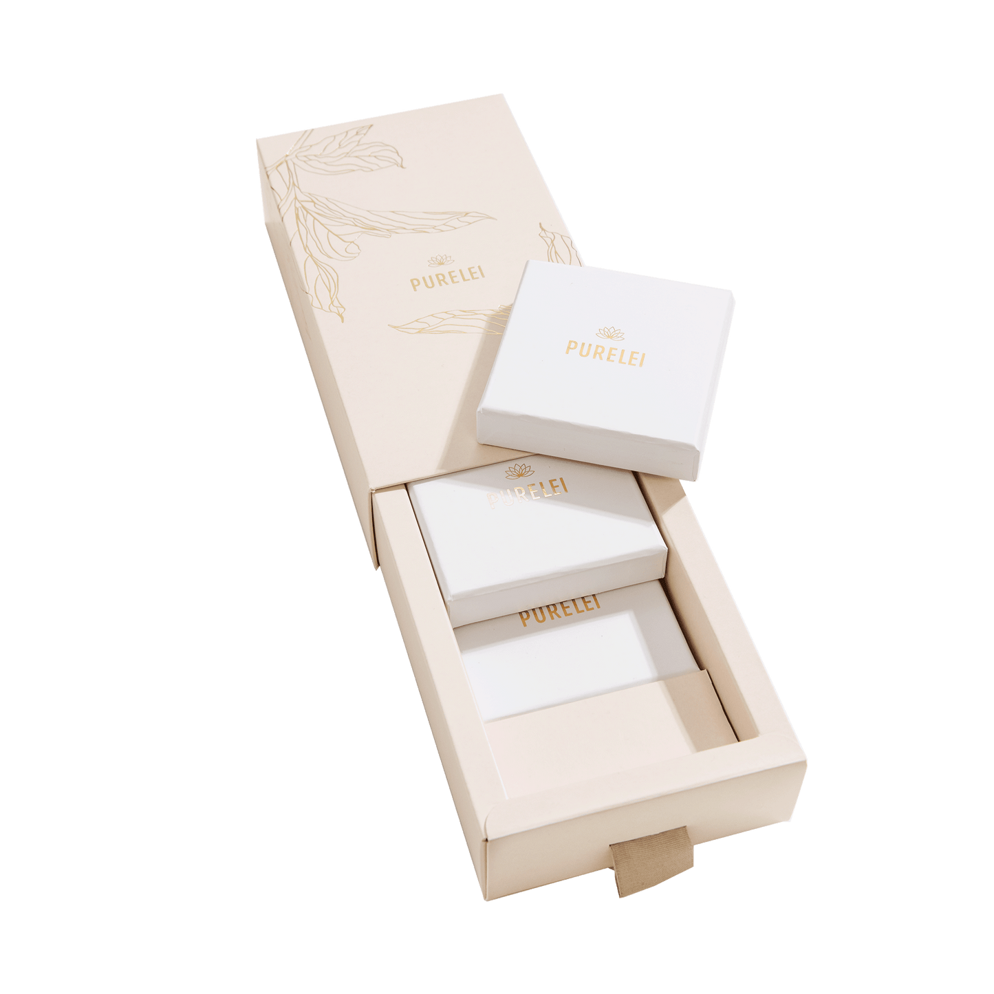 Elegante PURELEI Schmuckverpackung in sanften Cremetönen mit goldener Prägung.